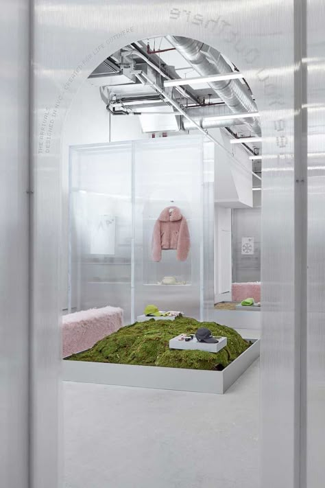 Digital-exclusive outerwear and accessories brand The Arrivals has presented this year’s FW collection at their annual NYC pop-up shop. Titled OutThere Lab, and designed in collaboration with the production company Early Spring, the venue itself highlights the functionality of the pieces through spaces (divided by translucent polycarbonate partitions and) dedicated to extreme microclimates—where the accompanying pieces near each weather-oriented display are organized as “packing lists.” Store Layout, Retail Interior, Retail Store Design, Merchandising Displays, Accessories Brand, Packing Lists, Store Displays, Display Design, Production Company