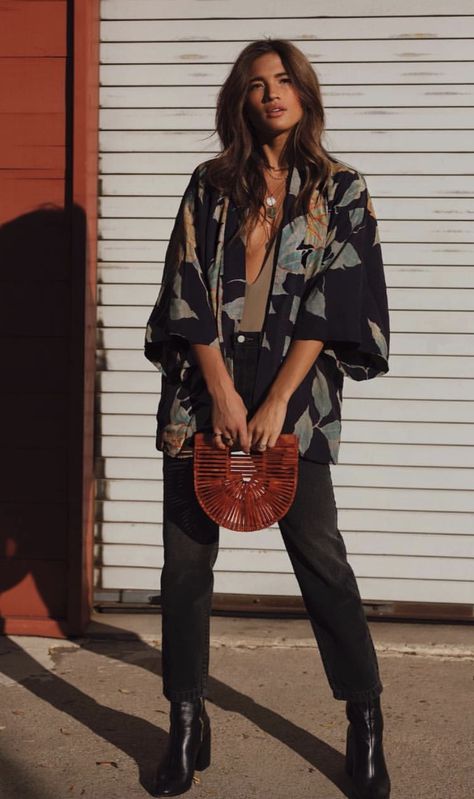 Short Kimono Outfit, Kimono Outfits, Fashion Bible, Kimono Outfit, Women's Beauty, Mode Boho, Closet Goals, 가을 패션, Inspiration Mode