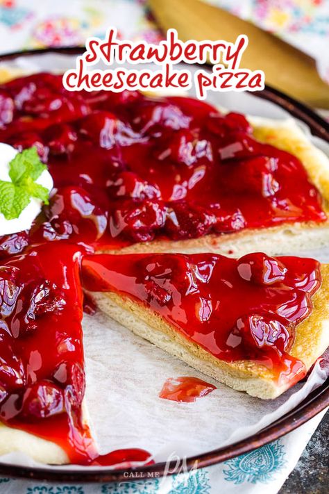 Strawberry Cheesecake Pizza Recipe Cheesecake Pizza, Dessert Pizza Crust, Desert Pizza, Strawberry Pizza, Dessert Pizza Recipes, Pizza Dessert, Dessert Strawberry, Yummy Pizza, Strawberry Pie Filling