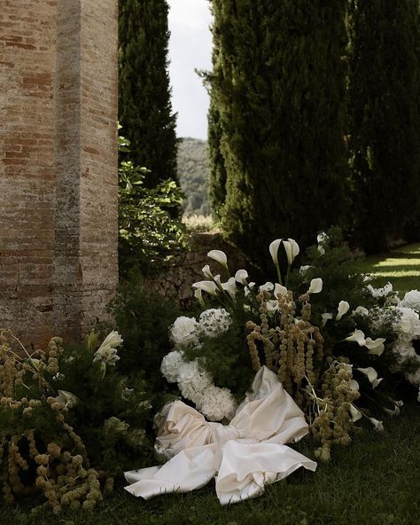 Beautiful Flower Altar Arrangement Ideas Flower Altar, Moody Wedding Flowers, Bridal Bow, Elegant Wedding Flowers, White And Green Wedding, Modern Wedding Ceremony, White Flower Arrangements, Altar Arrangement, Bow Aesthetic