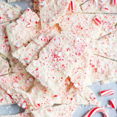 White Chocolate Peppermint Bark - 10 minute Christmas Bark! Beautiful Christmas Desserts, White Chocolate Peppermint Bark, Traditional Christmas Desserts, Homemade Peppermint Bark, Edible Holiday Gifts, Peppermint Bark Recipes, Christmas Candy Easy, Christmas Bark, Chocolate Peppermint Bark