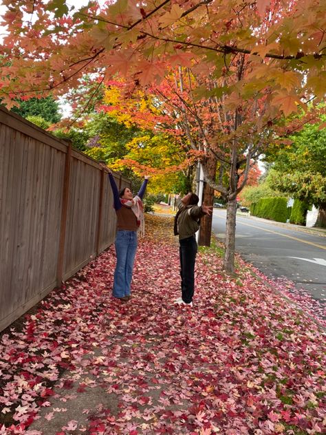 Why Fall Is The Best Season, Cute Fall Pics With Friends, Best Friends Fall Aesthetic, Aesthetic Fall Photos With Friends, Fall Bsf Pics, Bsf Fall Pictures, Fall With Friends, Fall Aesthetic Pictures, Fall Core