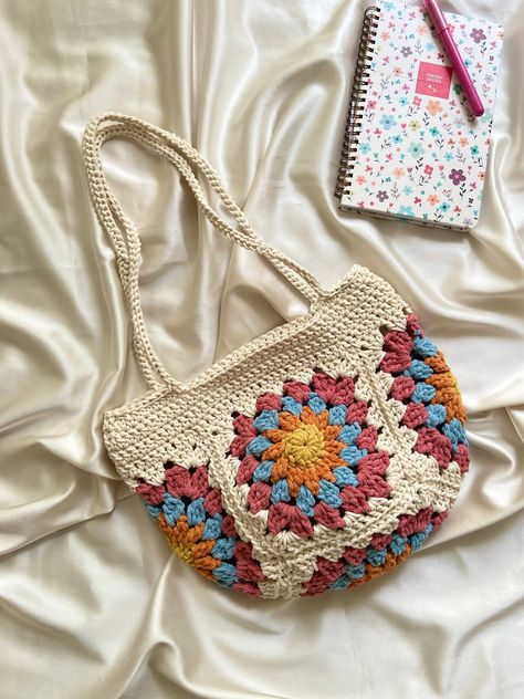 Boho chic crocheted floral tote bag. Hand knitted with cotton yarn. Perfect for everyday Bohemian Style Bag, Crochet Quilt, Handbag Pattern, Crochet Tote Bag, Floral Bags, Colorful Bags, Bag Summer, Crochet Items, Summer Bag