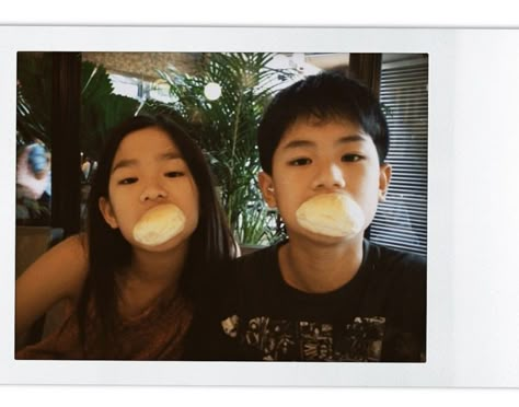 Two Kids Aesthetic, Brother Sister Aesthetic, Siblings Aesthetic Brother And Sister, Indie Packs, Ton Tawan, Childhood Pics, Childhood Pictures, Sibling Poses, Au Ideas