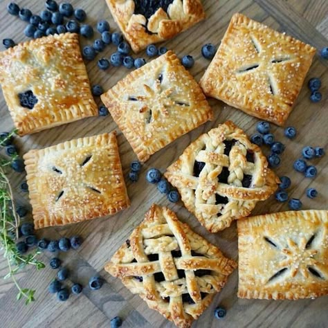 Blueberry Hand Pies, Creative Pies, Pie Crust Designs, Hand Pie Recipes, Hand Pie, Breakfast Pastries, Perfect Pies, Hand Pies, Mini Pies