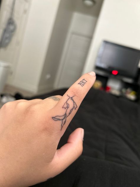 Koi fish/Art finger tattoo Koi Fish Finger Tattoo, Fish Finger Tattoo, Pisces Finger Tattoo, Koi Fish Hand Tattoo, Tiny Tattoo Finger, Tattoo Finger Ideas, Fish Hand Tattoo, Coy Fish Tattoos, Koi Fish Art