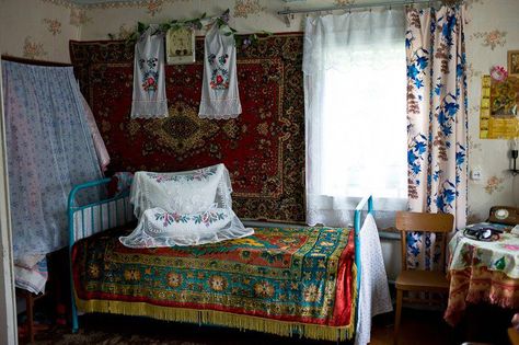 Inside A Russian Home - photo by MWalker #homedecorineurope California Bedroom Style, Russian Home, Russian Decor, Russian Interiors, French Style Homes, European Home Decor, One Bedroom Apartment, Spacious Living Room, Home Photo