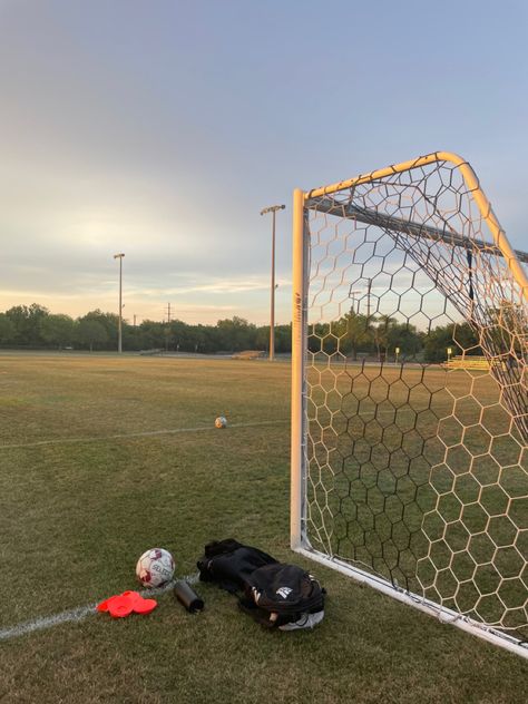 Soccer Aethstetic, Football Court Aesthetic, Football Aethstetic, Football Aesthetic Soccer, Futbol Aesthetic, Footballer Aesthetic, Soccer Aesthetic, Soccer Pics, Football Aesthetic