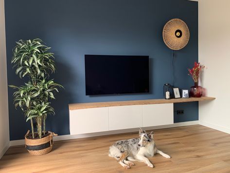 Blue Tv Wall, Blue Accents Living Room, Green Walls Living Room, Blue Sofas Living Room, Blue Walls Living Room, Dark Blue Living Room, Wall Color Combination, Living Tv, Tv Wand