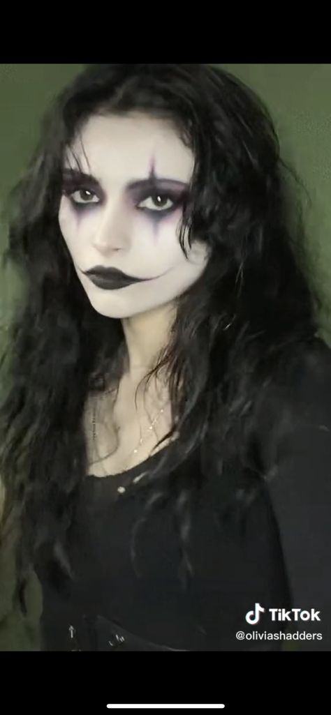 Halloween Costumes Dark Feminine, The Crow Inspired Makeup, The Crow Halloween Costume Women, Women’s Horror Costumes, Easy Clever Halloween Costumes For Women, Female Crow Costume, Scary Female Characters, Horror Costume Ideas For Women, Unique Scary Halloween Costumes