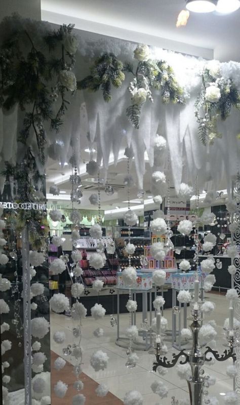 Christmas Cubicle Decorations, Wonderland Decorations, Parade Ideas, Winter Wonderland Decorations, Winter Wonderland Baby Shower, Fake Snow, Snow Ball, Christmas Window Display, Xmas 2024