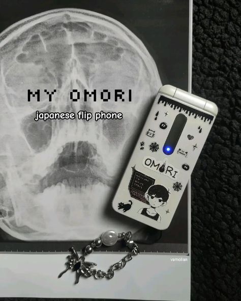 Omori Japanese themed flip phone 🔪 Phone model: Kyocera Gratina KYF31 #flipphone #japaneseflipphone #japanesephones #keitai #garakei #nostalgia #2000s #tech #phones #y2k #kyocera #gratina #omori #omocat #omorigame #mitsukocore Kyocera Flip Phone, Japanese Flip Phone Charms, Y2k Flip Phone Aesthetic, Flip Phone Charms, Japanese Flip Phone, Japanese Cell Phones, 2000s Tech, Flip Phone Aesthetic, Nostalgia 2000s