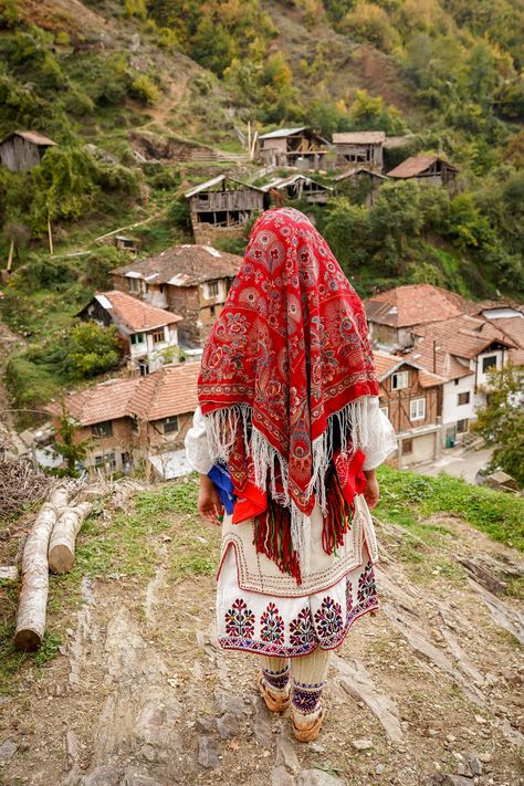 Bulgarian National Costume, Russian Traditional Clothing, Bulgarian Culture, Bulgarian Embroidery, Slavic Culture, Bulgarian Clothing, Albanian Culture, Traditional Festival, Popular Costumes