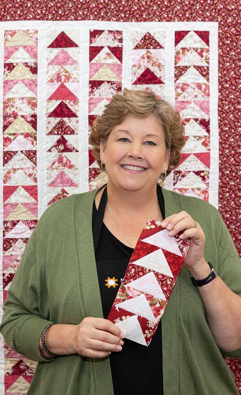 Save this Super Easy Fancy Flight Quilt Tutorial! Jenny demonstrates how to make an adorable flying geese quilt using 2.5 inch strips of precut fabric (jelly roll). Flying Geese Pattern Free, Flying Geese Quilt Ideas, Sheep Quilt, Jenny Doan Tutorials, Msqc Tutorials, Missouri Quilt Tutorials, Machine Binding, Jelly Roll Projects, Missouri Star Quilt Company Tutorials