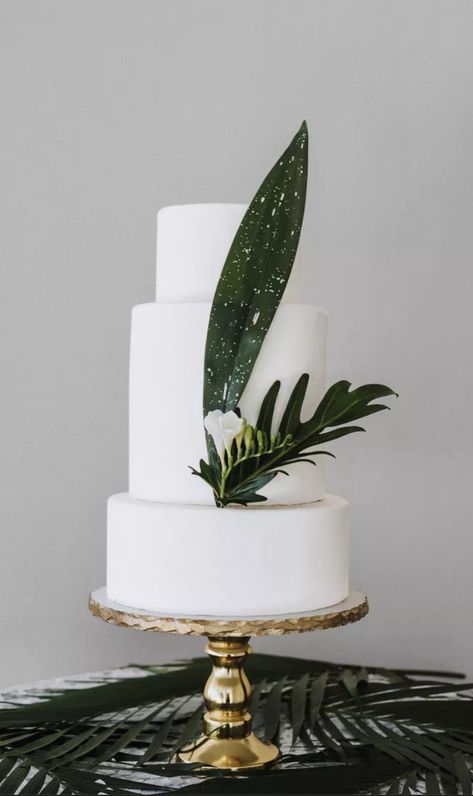 Make a classic white confection perfectly suited to your modern wedding style with these unique ways to decorate a white wedding cake. Tropical palm leaf wedding cake for destination wedding. Tropical Wedding Cake, San Francisco Wedding Photography, Green Wedding Cake, Small Wedding Cakes, Beach Wedding Cake, Bridal Shower Cakes, All White Wedding, White Wedding Cakes, Bridal Shower Cake