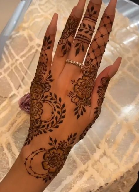 henna designs henna henna tattoo henna tattoos henna design henna brows henna tattoo designs henna hand hennas henna freckles henna sobrancelha henna sobrancelhas henna abend kleid henna tattoo design Henna Designs Back, Cute Henna Designs, Cute Henna Tattoos, Henna Style Tattoos, Jagua Henna, Mehndi Outfit, Henna Nails, Henna Inspired Tattoos, Cute Henna