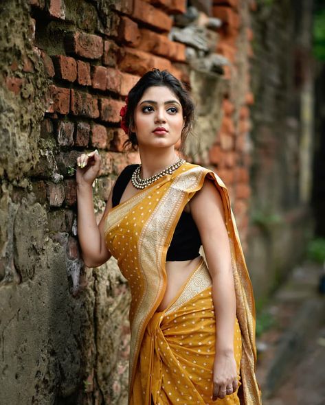 Super Stylish Ladies in Saree! Poses For Photoshoot, Photoshoot Female, Modern Saree, Saree Poses, 사진 촬영 포즈, Indian Photoshoot, Saree Photoshoot, Standing Poses, Saree Models