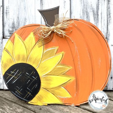 Painted Wood Pumpkins Ideas, Wood Pumpkin Painting Ideas, Pumpkin Door Sign, Painted Wood Pumpkins, Pumpkin Designs Painted, Craft Themes, Ww Ideas, Neat Gift Ideas, Pumpkin Ornaments