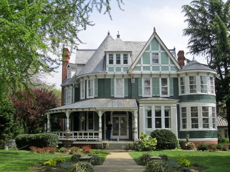 Queen Anne House, Victorian House Plans, Victorian Style Homes, Victorian Mansions, Victorian Architecture, Green House, Style At Home, Pretty House, Beautiful Buildings