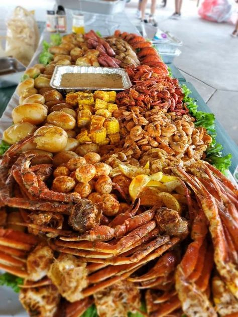 Sea Food Wedding, Wedding Food Seafood, Seafood Boil Wedding Reception, Seafood Boil Table Set Up, Seafood Boil Wedding, Seafood Buffet Ideas Parties, Seafood Boil Table, Seafood Boil Party Table Settings, Seafood Wedding