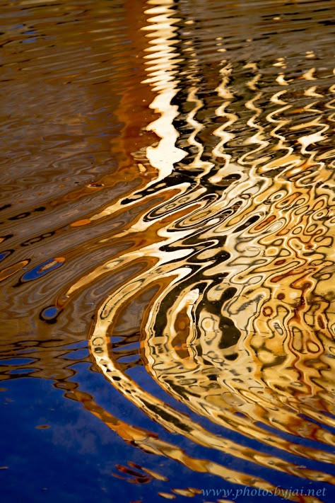 Water Reflection Photography, Light Reflection And Refraction, Reflection Drawing, Ocean Waves Photography, Reflection Painting, Reflection Art, Waves Photography, Reflection Photography, Water Ripples