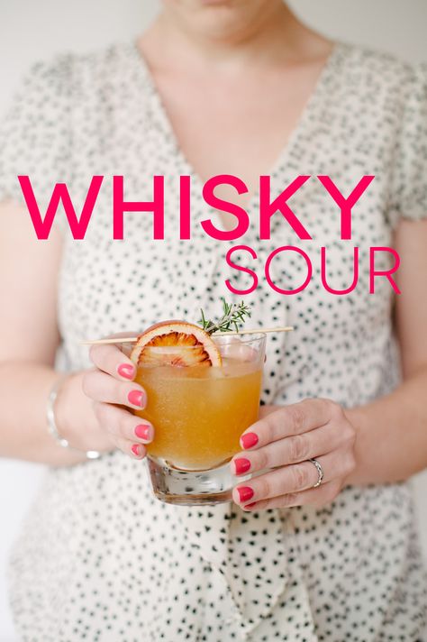 Whiskey Sour Recipe, Pitcher Cocktails, Raspberry Mojito, Whisky Sour, Whiskey Girl, Whisky Drinks, Batch Cocktails, Bourbon Drinks, Long Island Iced Tea