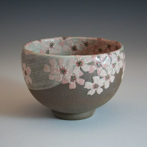 Sakura Painting, Ceramics Bowls Designs, Easy Clay Sculptures, Ceramic Cafe, Diy Pottery Painting, Pink Sakura, Pottery Painting Designs, Tassen Design, Keramik Design