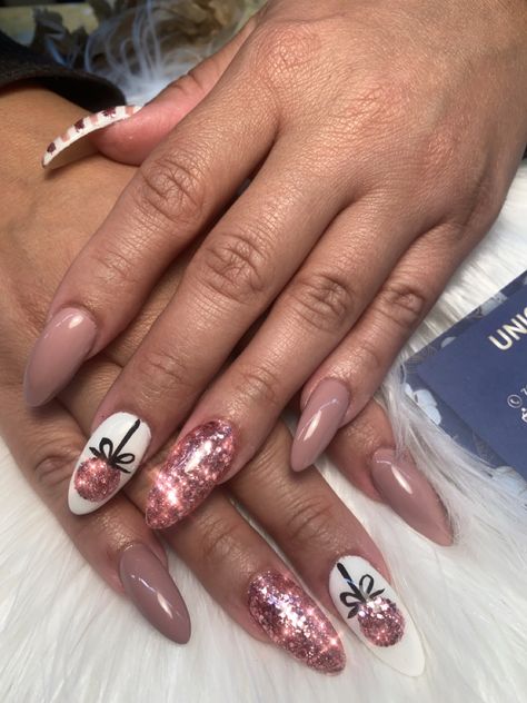 Christmas balls and glitter pink nails Christmas Ball Nail Art, Christmas Nails Baubles, Christmas Ball Nails, Pink New Years Nails, Rose Gold Christmas Nails, Bauble Nails, Holiday Nails Pink, Dec Nails, Glitter Pink Nails