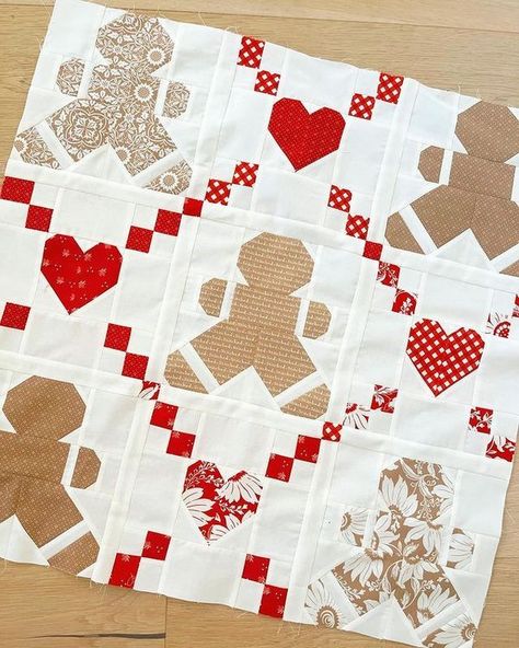 Free Patterns of QUILTING | Look how beautiful this beautiful quilt I'm making from Gingerbread Quilt Block is | Facebook Gingerbread Quilt, Christmas Quilt Blocks, Flag Quilt, Christmas Quilt Patterns, Holiday Quilts, Summer Quilts, Winter Quilts, Diy Quilt, Christmas Quilts