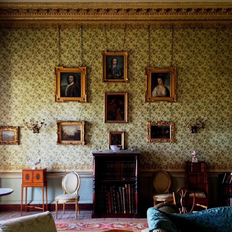 The drawing room in Killadoon County Kildare a house believed to date from the late 1760s when designed by the amateur architect Nathaniel Clements for his eldest son Robert future first Earl of Leitrim. The green and gold wallpaper has been hanging here since the 1830s. #Ireland #Killadoon #Kildare #IrishCountryHouse #DrawingRoom #Georgian theirishaesthete.com Irish Country House Interior, Irish Homes Interior, Country Victorian Homes, Victorian Homes Interior, Victorian Country House, Irish Country House, Uk Houses, Irish Interiors, Drawing Rooms