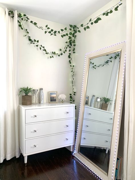 Vines In Bedroom Ideas, Vines In Bedroom, Hannah Aesthetic, Urban Outfitters Bedroom, Dads Room, Room Things, Aesthetic Room Ideas, Aesthetic Space, Gold Bedroom