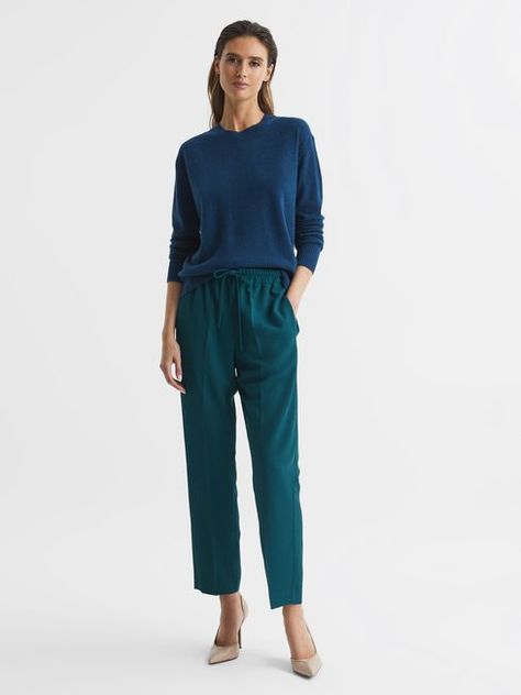 Dark Teal Clothes, Teal Trousers Outfit, Green Pants Outfit Ideas, Trousers Outfit Casual, Wide Leg Trousers Outfit, Navy Outfits, Green Pants Outfit, Teal Outfits, Natural Gamine