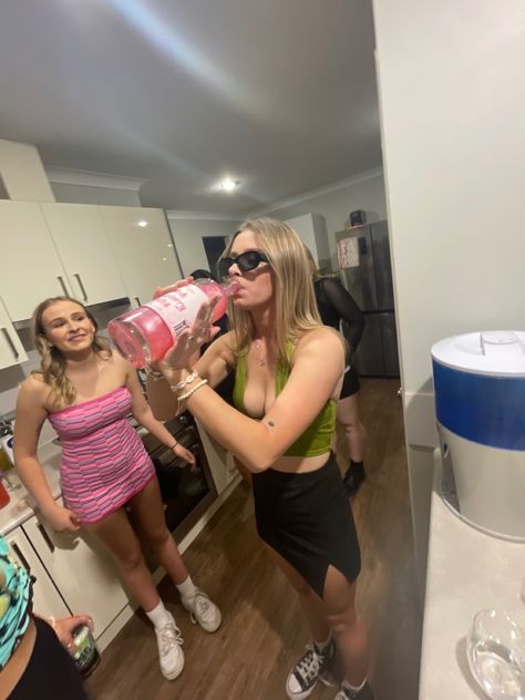 #australia #summer #aesthetic #party #clubbing #drinking #alcohol #girlsnight College Drinking Aesthetic, Teenage Alcohol Aesthetic, Beach Party Pictures, Summer Parties Aesthetic, Summer Drinking Aesthetic, Girls Drinking Alcohol Aesthetic, Yolo Summer Aesthetic, Blonde Party Girl, Drunk Pics Aesthetic