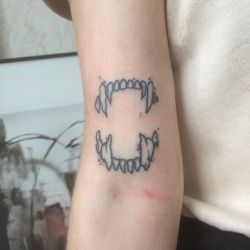 Aesthetic Tattoo Ideas, Diy Tattoo Permanent, Art Expressions, Explore Aesthetic, Sick Tattoo, Stick N Poke Tattoo, Poke Tattoo, Diy Tattoo, Jewelry Tattoo