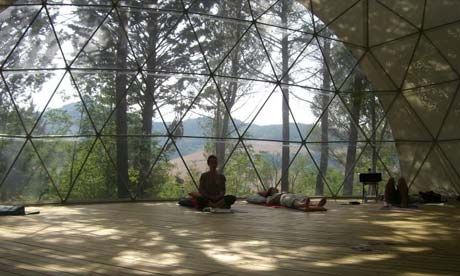 The geodesic dome at The Hill That Breathes is used for yoga, tai chi, chi kung and breathing workshops Yoga Greenhouse, Yoga Meditation Space, Yoga Meditation Room, Yoga Shala, Dome Homes, Geodesic Dome Homes, Meditation Studio, Healing Center, Yoga Studio Design