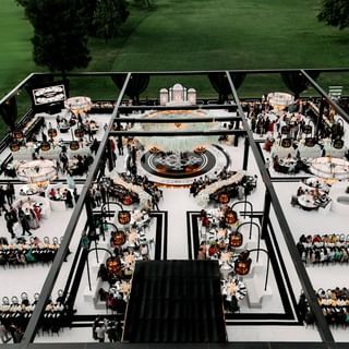 DESIGN HOUSE DECOR (@designhousedecor) • Instagram photos and videos Glam Bridesmaid, Wedding Venues Italy, Checkered Decor, Seating Plans, Events Business, Modern Wedding Venue, Stunning Wedding Venues, Outdoor Fall Wedding, Stage Set