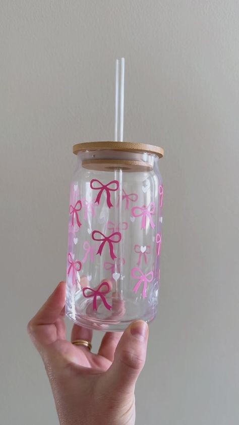 Coquette Pink Bow Glass With Bamboo Lid & Glass Straw | Simply Stitched Designs Aesthetic Gifts For Christmas, Shopping Items Products, Girly Water Bottles, Things You Have To Buy, Cute Water Glasses, Cute Girly Christmas Gifts, Class Cups With Vinyl, Cute Bottles Water, Cricut Cup Design Ideas