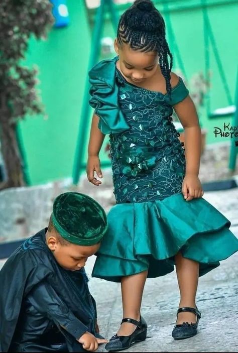 40 Adorable Native Styles for Kids You’ll Love on Your Child Baby African Clothes, African Kids Clothes, African Dresses For Kids, Short African Dresses, Best African Dresses, African Fashion Skirts, Afrikaanse Mode, African Print Dress Designs