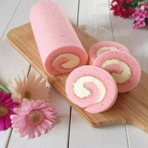 Japanese Roll Cake, Milk Candy, Pink Cookies, Types Of Desserts, Soft Food, Pink Foods, Yummy Comfort Food, Roll Cake, Food Packaging Design