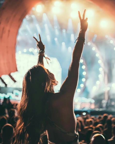 Festival Photography Ideas, Music Festival Photo Ideas, Rave Photography, Festival Photography, Festival Inspo, Vision Board Photos, Artsy Photos, Starred Up, Concert Photography