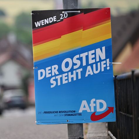 Ein Vertreter der besonders radikalen Thüringer AfD hat für die Partei im Kreis Sonneberg zum ersten Mal ein Landratsamt erobert. Deutschlands etablierte Politik wäre gut beraten, sich nun nicht mit Dammbruch-Rhetorik zu überbieten. Sie ist für dieses Wahlergebnis verantwortlich. Collage, Pins, Quick Saves