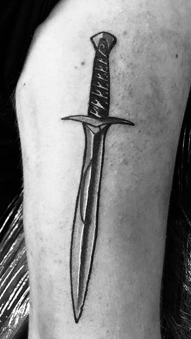 LOTR Sword, Sting Tattoo Sting Lotr Tattoo, Sting Tattoo Lotr, Lotr Sting Tattoo, Sting Tattoo, Geek Tattoo Ideas, Lotr Tattoo, Mexican Art Tattoos, Revenge Body, Tattoo Filler