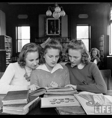 Alfred Eisenstaedt, College Girl, Vintage School, Vintage Life, 가을 패션, 1950s Fashion, Vintage Pictures, Vintage Girls, Vintage Photographs