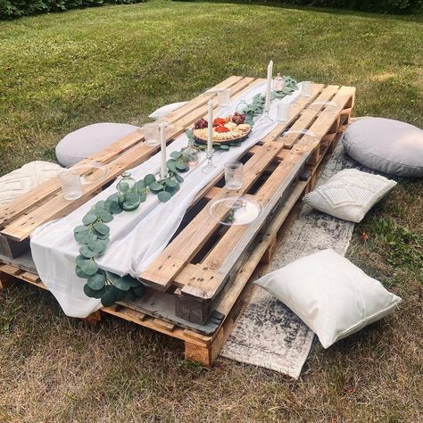 Wooden Pallet Picnic, Picnic Pallet, Pallet Picnic Party, Picnic Decor Ideas, Picnic Table Party, Pallet Picnic, Backyard Garden Party, Wedding Jokes, Passover Feast