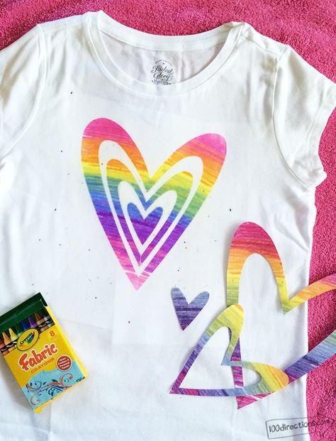 Pick up some Crayola Fabric Crayons to create an adorable DIY Rainbow Art T-Shirt! The possibilities are endless. Diy Rainbow Art, T Shirt Painting Ideas, Shirt Painting Ideas, Diy T Shirt Printing, Food Sides, Diy Crayons, Shirt Painting, Rainbow Diy, Painting Fabric