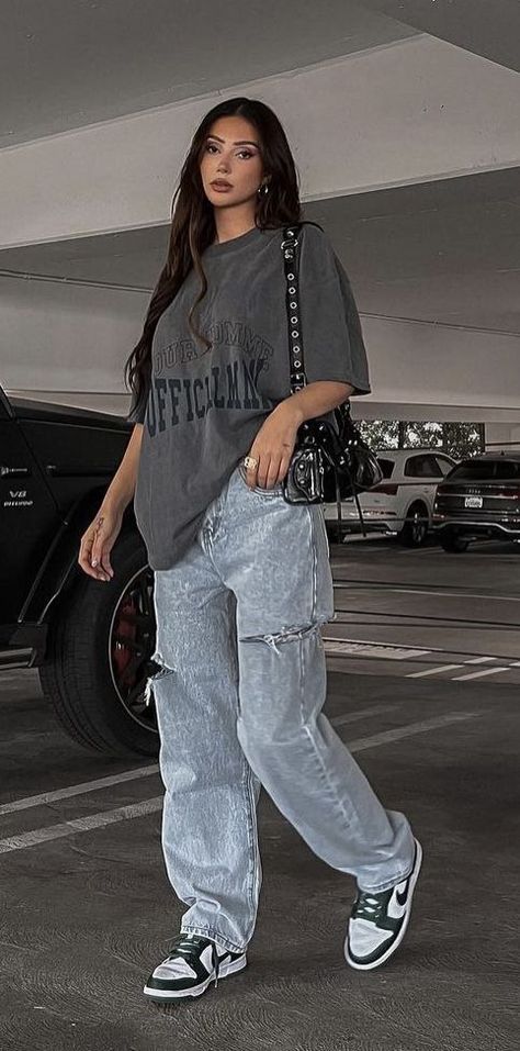 Outfits Oversize Mujer, Look Hip Hop, Street Style Outfits Casual, Oversize Tshirt Outfits, Outfit Oversize, Urban Style Outfits, Streetwear Inspo, Everyday Fashion Outfits, Tomboy Style Outfits