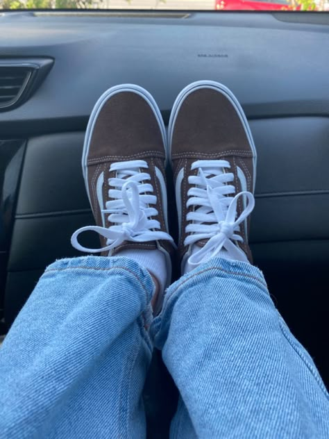 Brown Vans Aesthetic, Aesthetic Vans Shoes, Brown Vans Outfit, Brown Shoes Aesthetic, Vans Aesthetic Outfit, Vans Shoes Aesthetic, Minimalist Uniform, White Vans Outfit, Trendy Vans