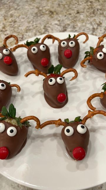 Zarina Gambino on Instagram: "Chocolate covered strawberry reindeers 🦌🍓🎄. Made with fresh strawberries, milk chocolate, and pretzel antlers, these Chocolate Covered Strawberry Reindeers are easy to make and guaranteed to be a hit! #strawberrytreats #chocololatecoveredstrawberries #christmasdessert #christmasstrawberries #holidaydesserts" Reindeer Chocolate Covered Strawberries, Santa Chocolate Covered Strawberries, Strawberry Chocolate Christmas, Chocolate Covered Strawberry Christmas Lights, Reindeer Strawberries, Christmas Dessert Trays For Party, Chocolate Covered Strawberries Turkey, Turkey Chocolate Covered Strawberries, Chocolate Strawberries Christmas