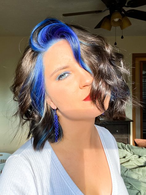 Blue Hair Highlights With Brown Hair, Blue Hair With Pink Money Piece, Dark Hair With Blue Money Piece, Blue And Brown Short Hair, Dark Brown Hair With Blue Money Piece, Blue Hair Outfit Ideas, Brown Hair With Blue Front Pieces, Brown Hair Blue Money Piece, Brown Hair With Colored Money Piece