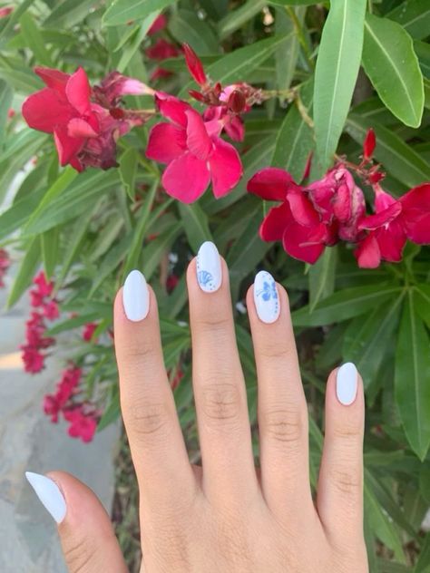 cred to ⋆ 𝓶𝓪𝓭𝓼 ⋆ Tropical Nails Short Simple, Beachy White Nails, Florida Vibe Nails, White Nails With Summer Designs, White Nails With Flower Designs, White Nails With Blue Design Simple, White Gel Nails With Flowers, White Nails With Hawaiian Flower, White Nails Hibiscus